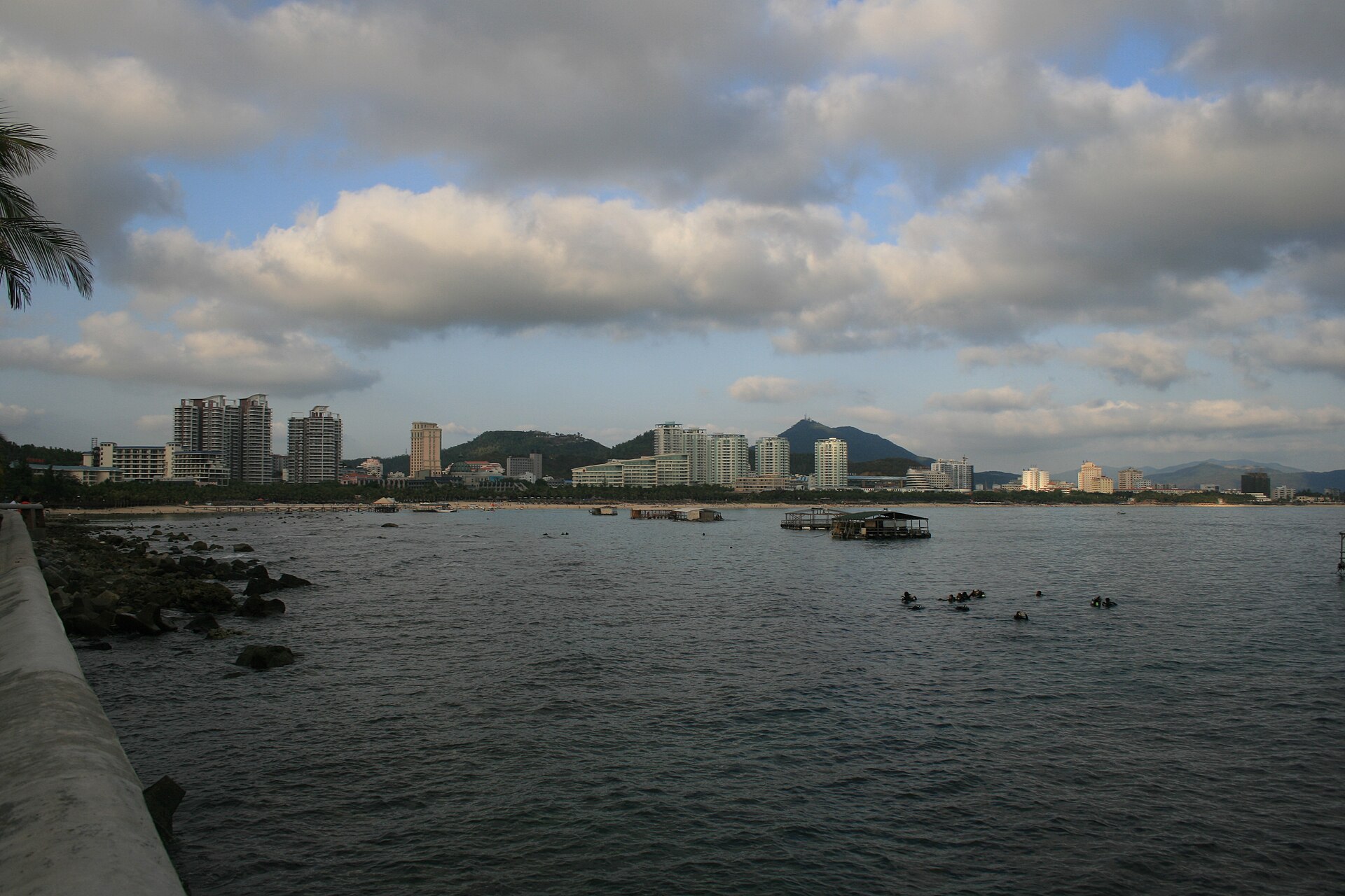 หาดต้าตงไห่ใกล้เมืองซานย่า — เที่ยวซานย่า จีน