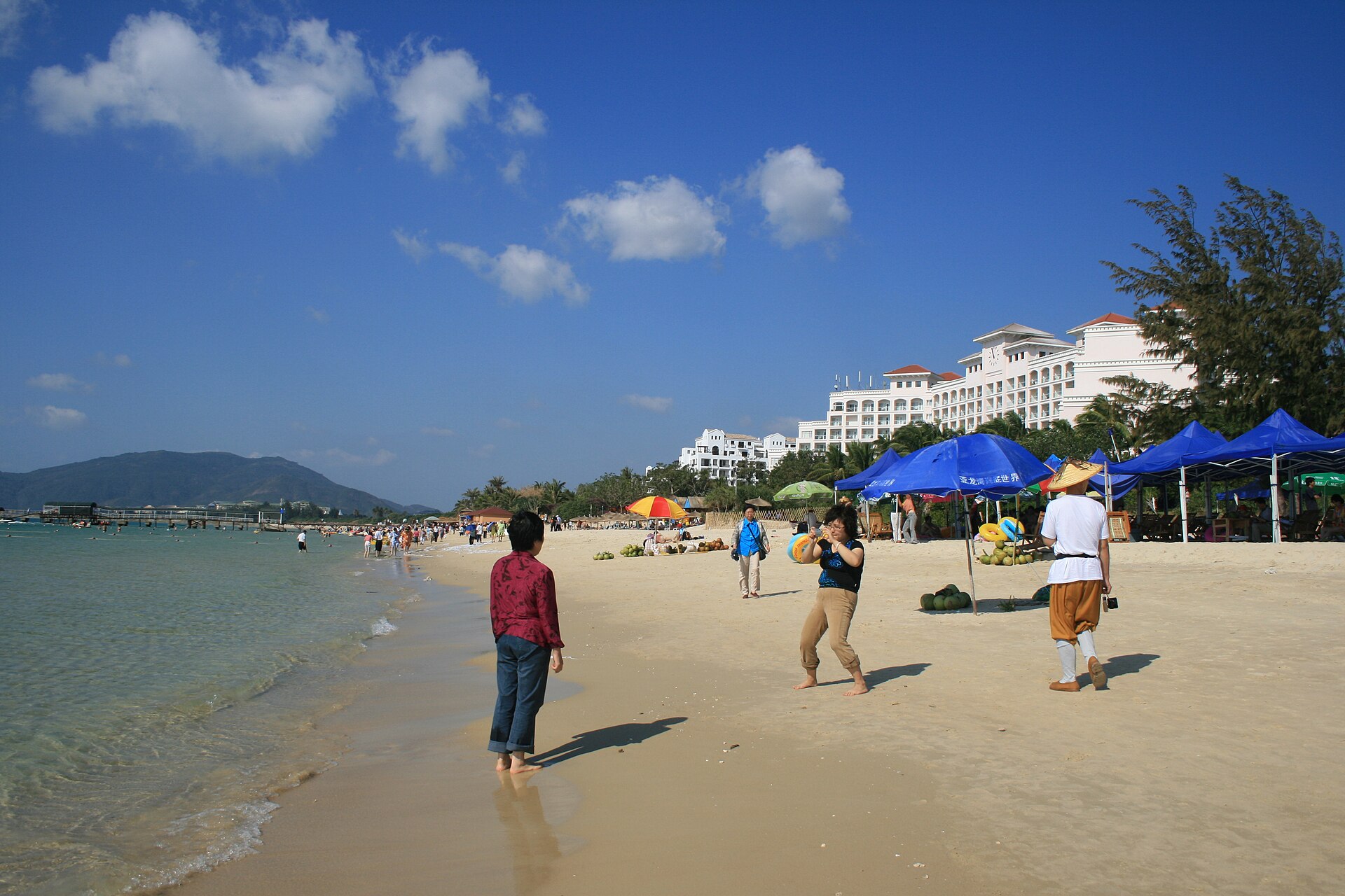 หาดทรายขาวน้ำใสที่อ่าวหยาหลงในซานย่า — เที่ยวซานย่า จีน