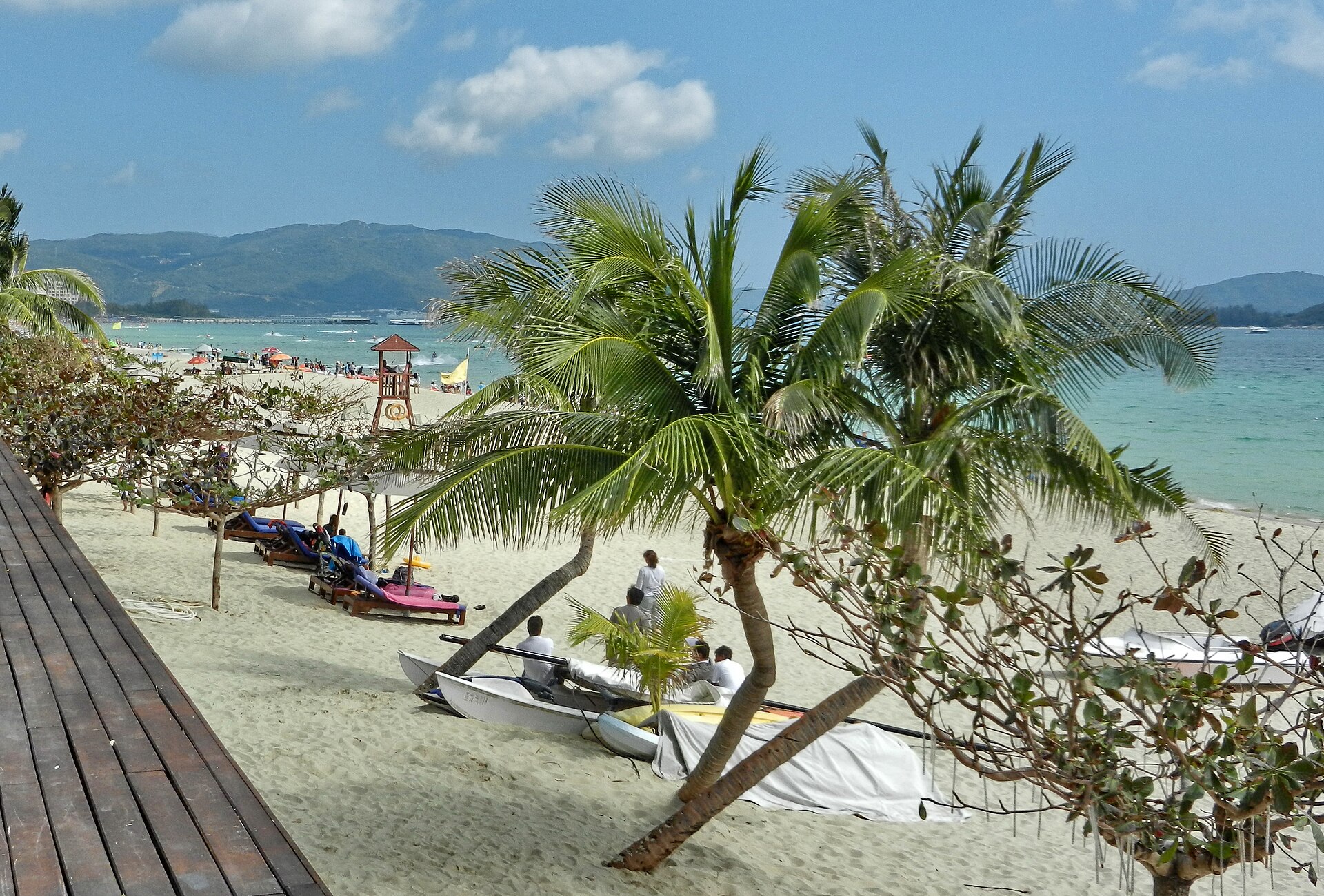 ซานย่า — หาดอ่าวหยาหลงน้ำทะเลสีฟ้าคราม ไหหลำ