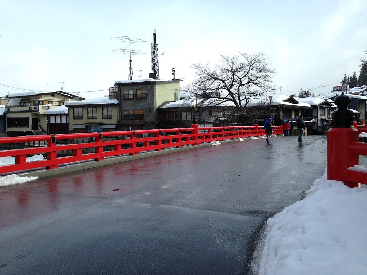สะพานนากาบาชิสีแดงข้ามแม่น้ำมิยากาวะ ทาคายามะ