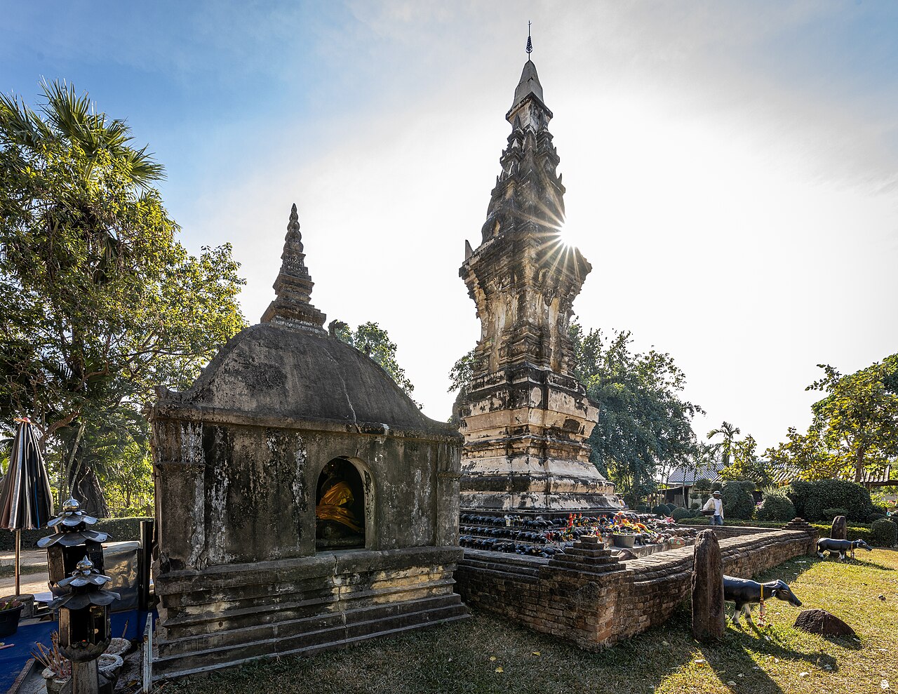 พระธาตุก่องข้าวน้อย เจดีย์โบราณกลางทุ่งนา แลนด์มาร์กยโสธร