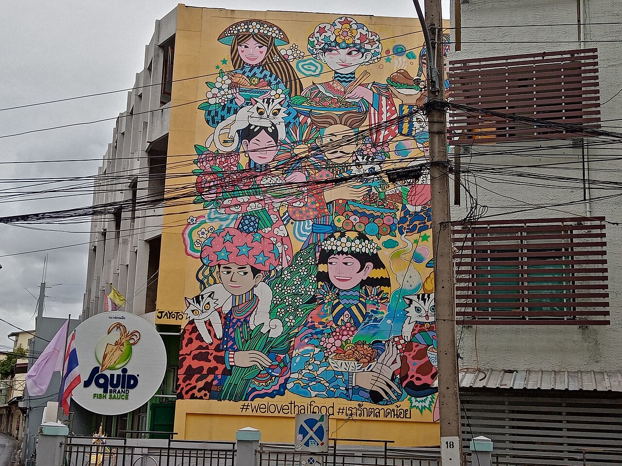 สตรีทอาร์ตภาพสีสดเต็มผนังตึกย่านตลาดน้อย ชุมชนเก่าริมแม่น้ำเจ้าพระยาที่กลายเป็นจุดเดินเล่นและแวะคาเฟ่ของกรุงเทพ