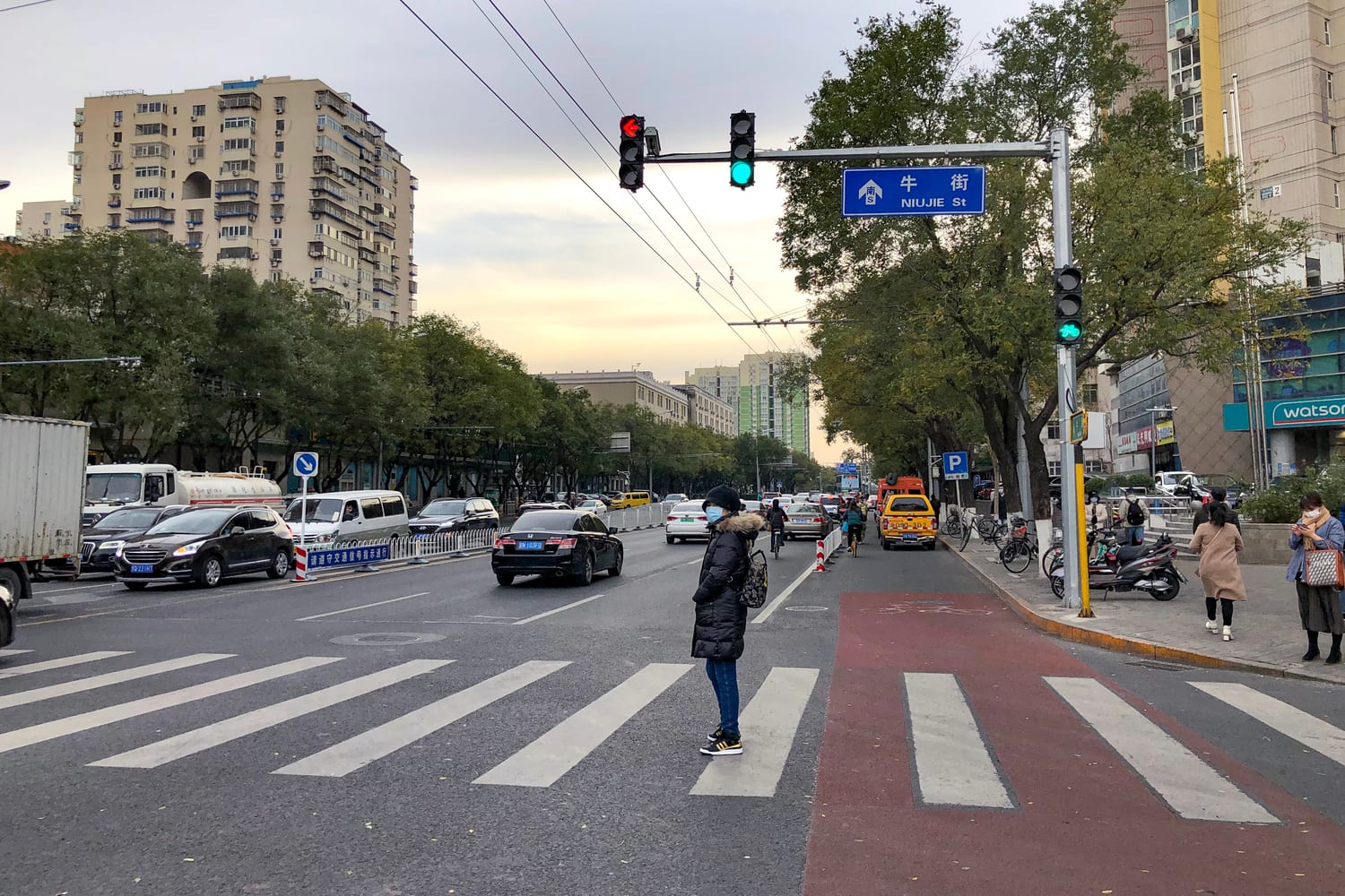 ถนนหนิวเจีย (牛街) ปักกิ่ง — ป้ายถนน NIUJIE St ย่านชาวหุยมุสลิม มีตึกและร้านค้าสองข้างทาง