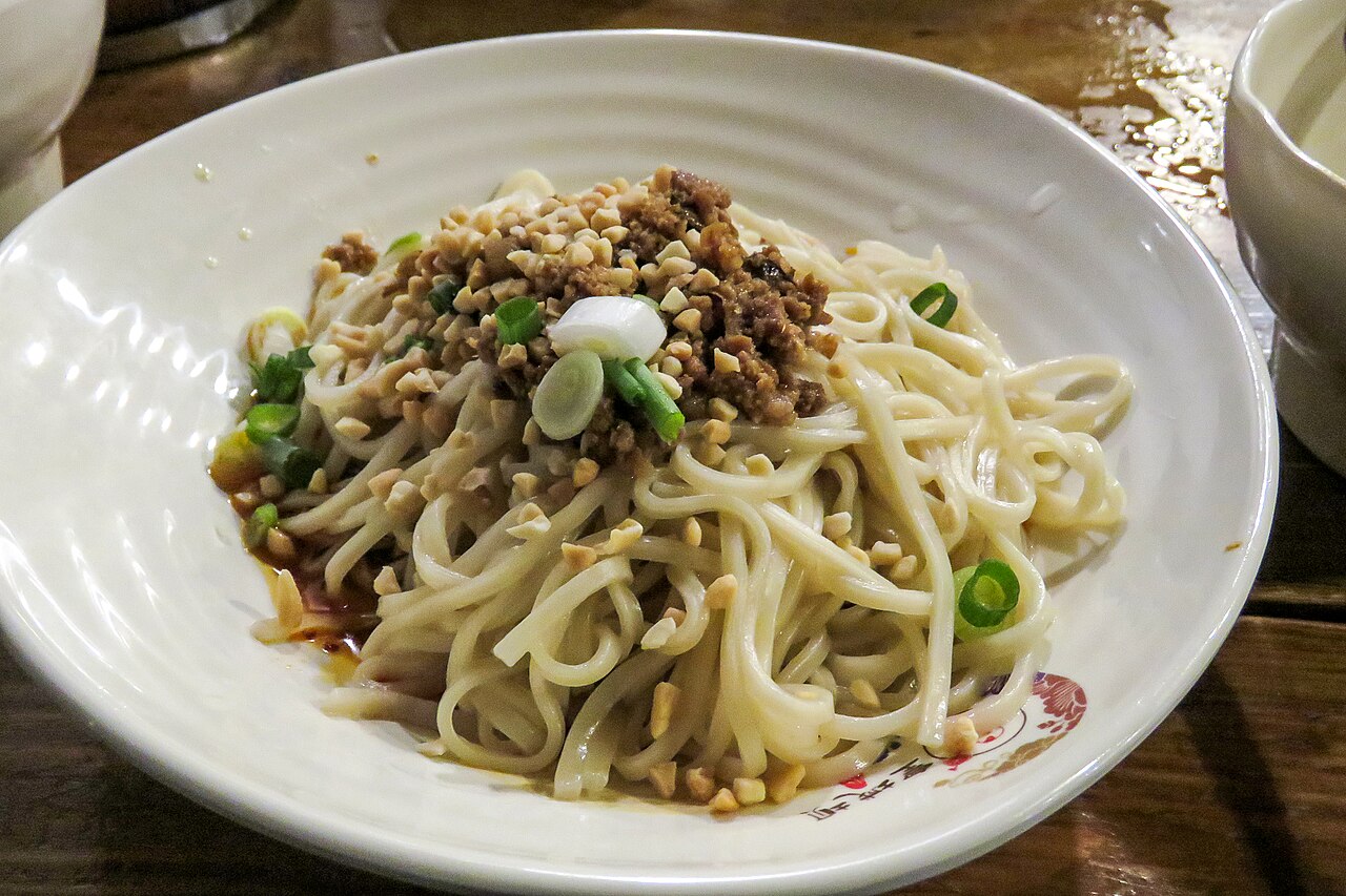 บะหมี่ตันตันเฉิงตู — บะหมี่คลุกซอสพริกแดง โรยถั่วลิสงบดและหมูสับ