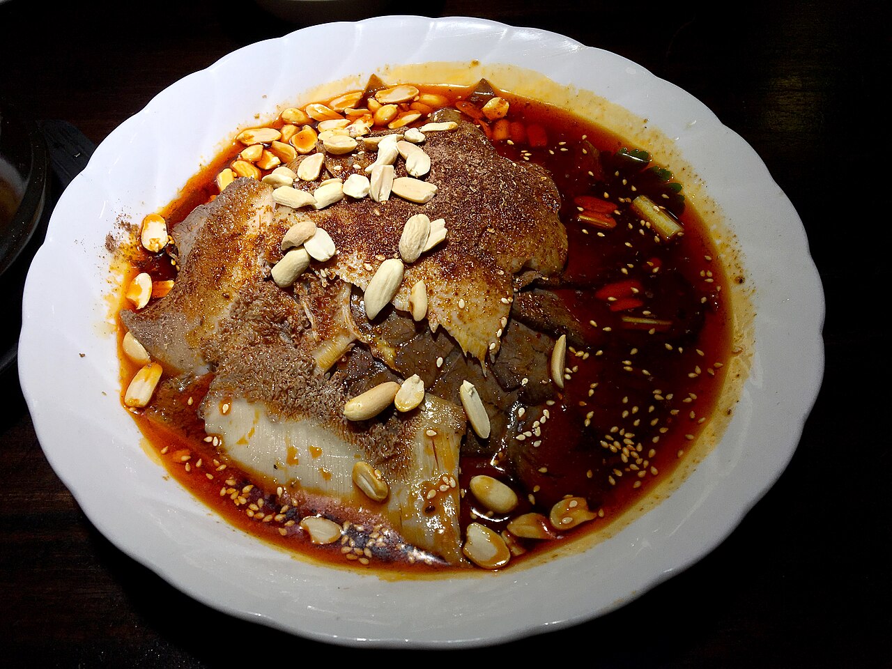 ฝูชี่เฟ่ยเพี่ยนเฉิงตู — เครื่องในวัวสไลซ์บางในน้ำมันพริกแดง โรยถั่วลิสงและงา