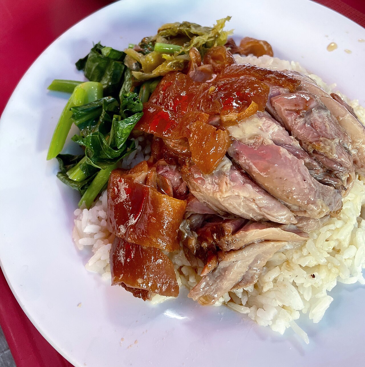 ข้าวขาหมูเชียงใหม่ — ขาหมูพะโล้นุ่มราดบนข้าวสวย เสิร์ฟกับไข่ต้มและผักดอง อาหารจานเดียวยอดนิยม