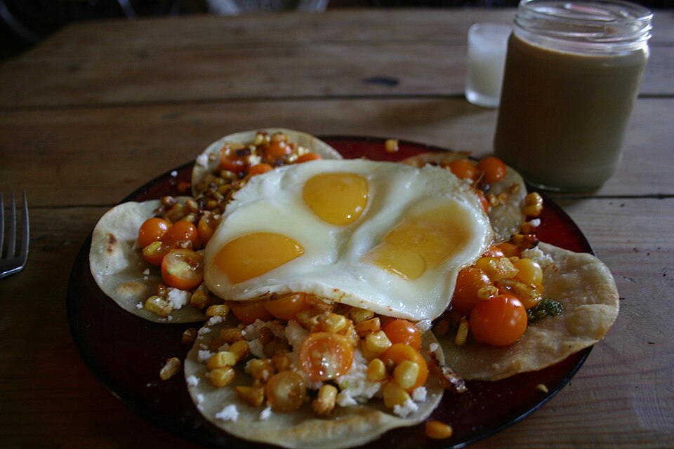 breakfast tacos ทาโก้มื้อเช้าใส่ไข่ มันฝรั่ง และชีส