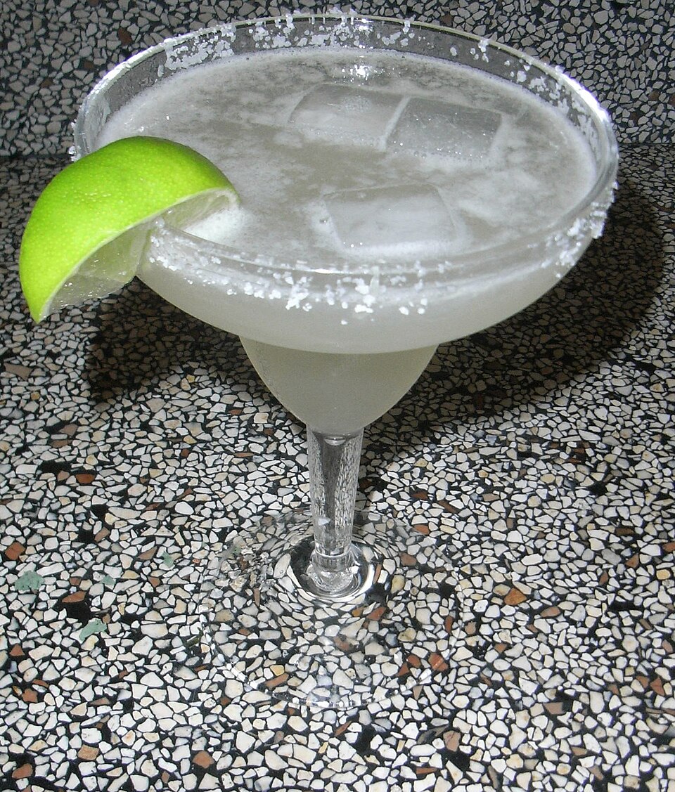 frozen margarita เครื่องดื่มปั่นเย็นในแก้วขอบเกลือ