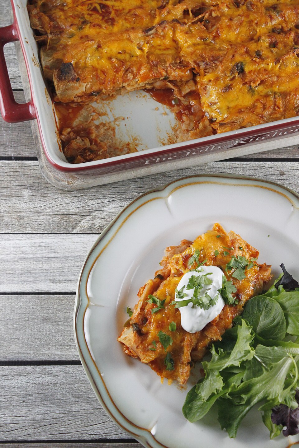 enchiladas Tex-Mex ราดซอสและชีสในจาน