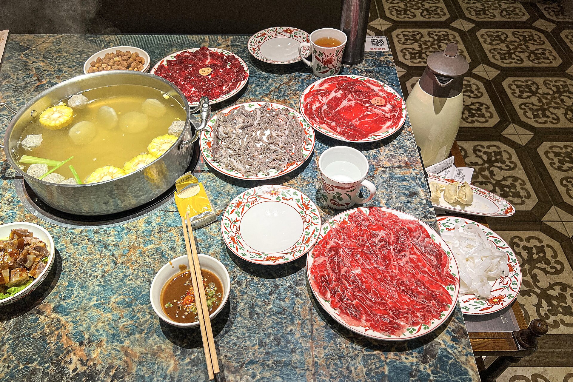 หม้อไฟเนื้อวัวแต้จิ๋ว เนื้อสดหั่นบางวางบนจาน กับหม้อน้ำซุปกระดูกวัวใสกำลังเดือด