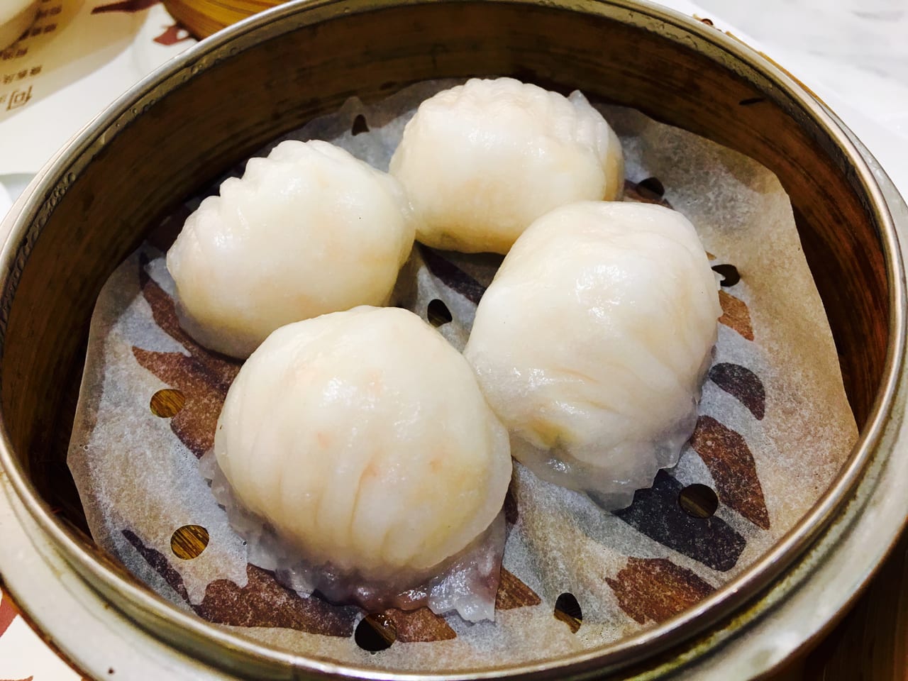 ฮะเก๋า (har gow) กว่างโจว — เกี๊ยวกุ้งแป้งใสจีบสวยในตะกร้านึ่งไม้ ติ่มซำกวางตุ้ง