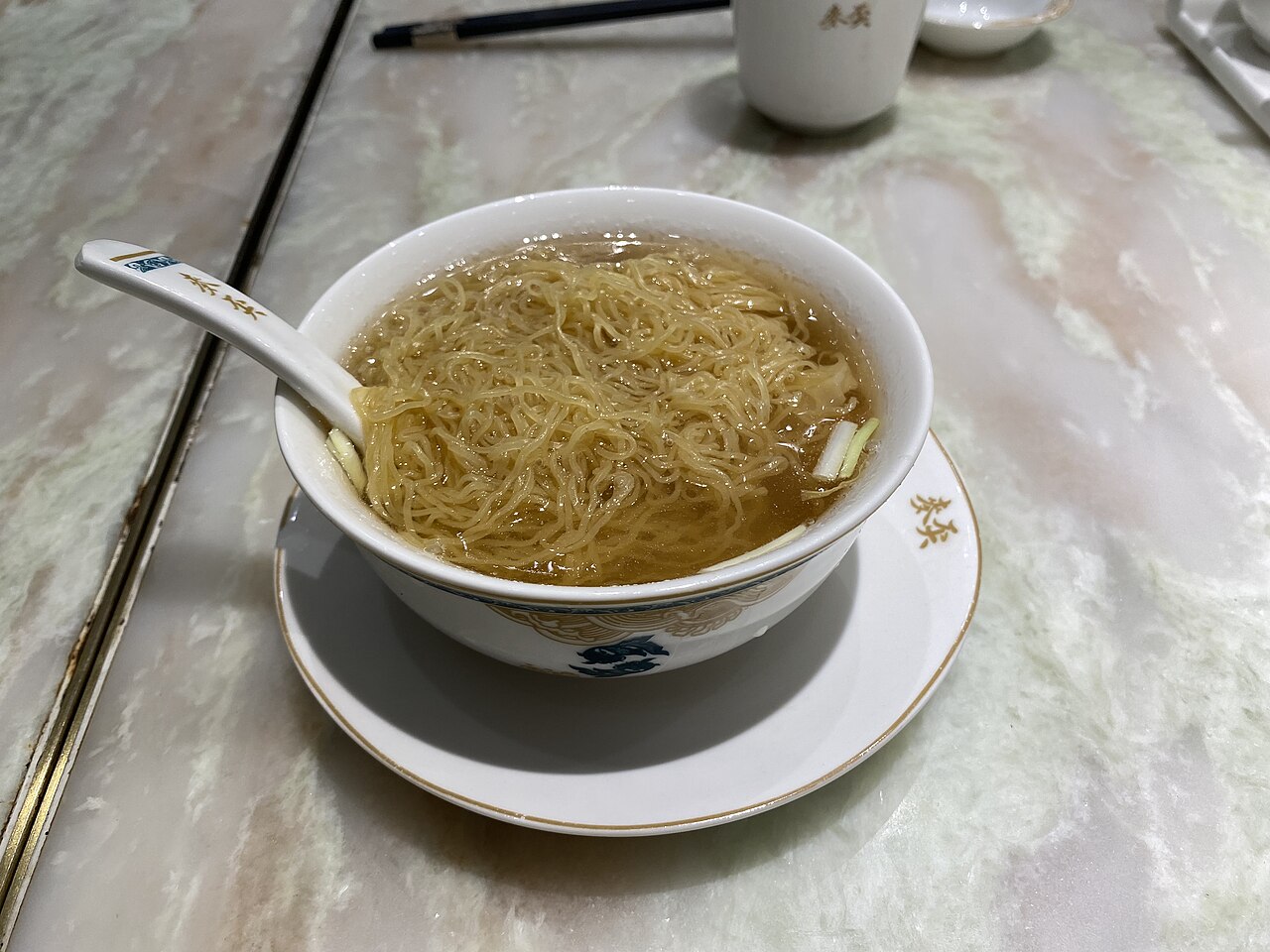 บะหมี่เกี๊ยวกุ้งกว่างโจว — เส้นบะหมี่ในน้ำซุปใส โรยเกี๊ยวกุ้งและต้นหอม