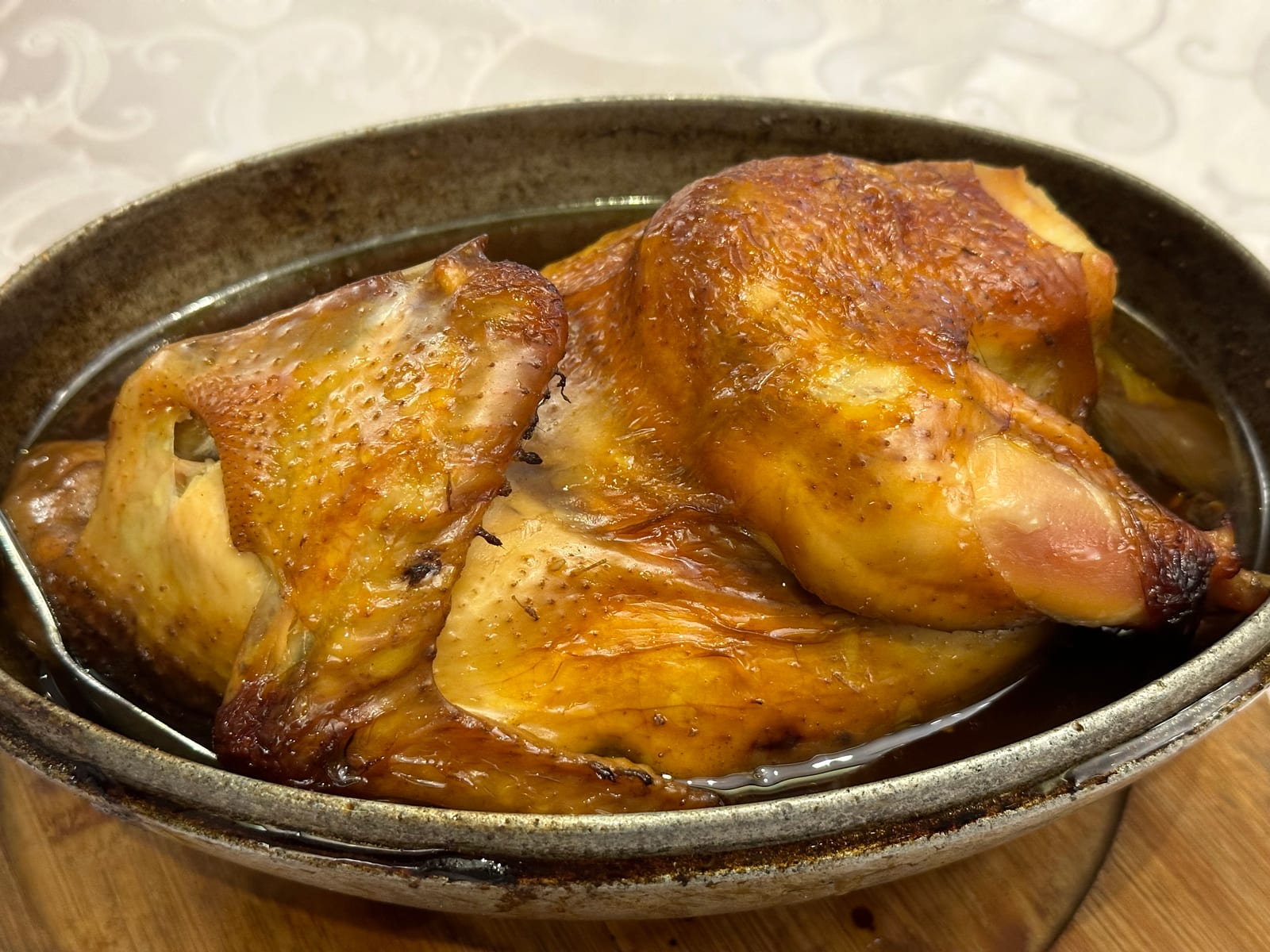 ไก่ขอทาน หางโจว — ไก่ทั้งตัวห่อใบบัวและดินเหนียวอบ แกะออกมาเนื้อฉ่ำควันลอย