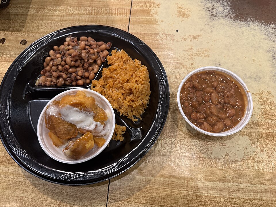 Texas BBQ เนื้อรมควันหั่นเสิร์ฟพร้อมไส้กรอก