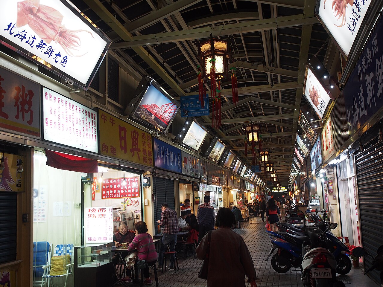 ทางเดินมีหลังคาในตลาดกลางคืนหวาซี ไทเป