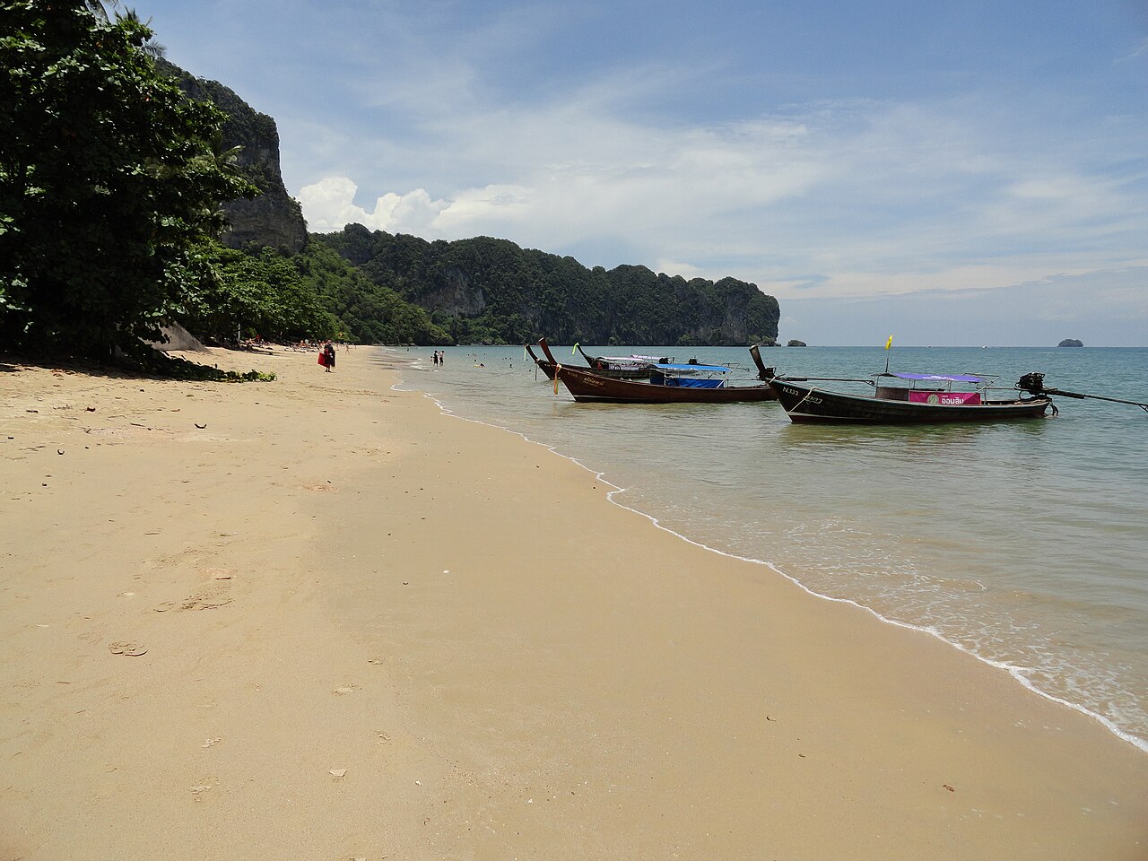 ผัดไทยและของจานเดียวริมทางในกระบี่ พร้อมเครื่องเคียง