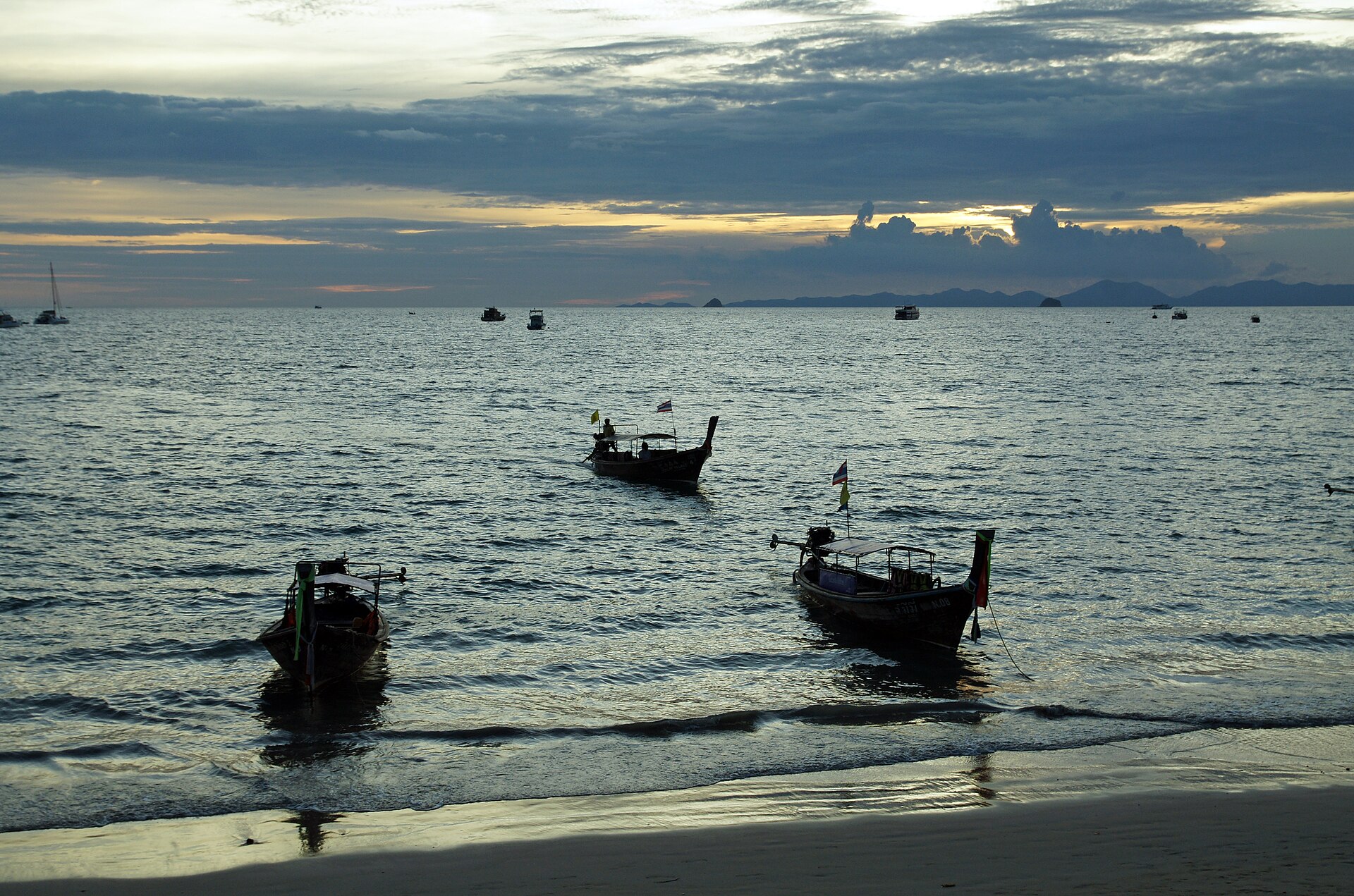 หาดอ่าวนาง กระบี่ ชายหาดกับเรือหางยาวและท้องฟ้ายามเย็น — ย่านร้านซีฟู้ดและปิ้งย่างริมหาดที่คนนิยม