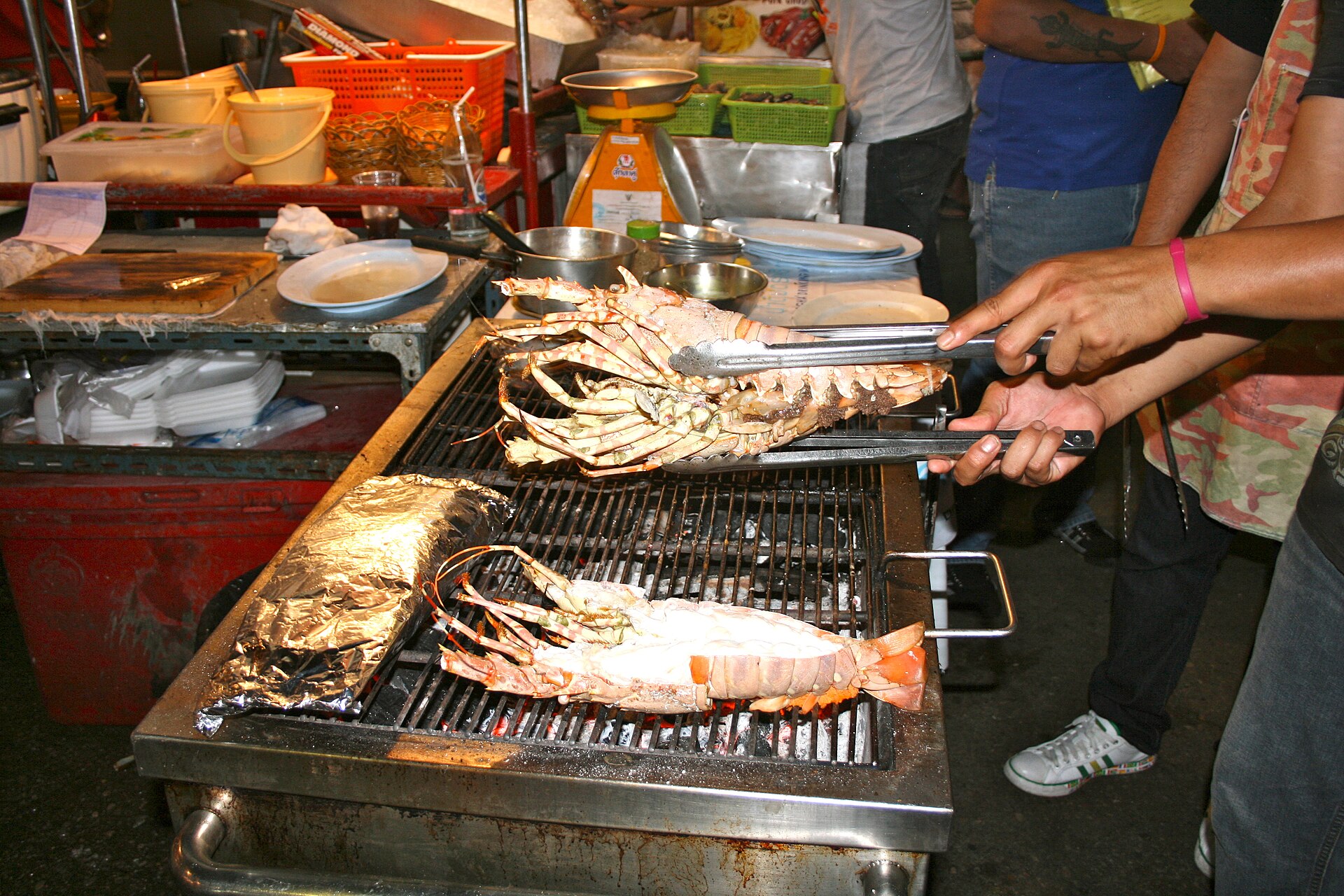 กุ้งมังกรย่างบนเตาที่แผงซีฟู้ดยามค่ำ — ของพรีเมียมที่เลือกได้ตามร้านริมหาดและตลาดในกระบี่