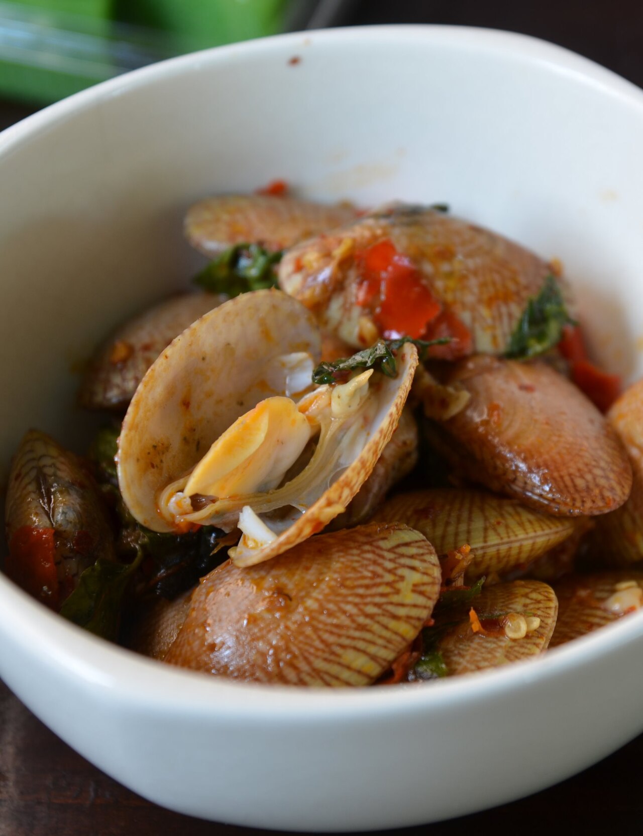 หอยลายผัดน้ำพริกเผาใบโหระพาในถ้วย — เมนูหอยรสจัดแบบไทยที่หาได้ตามร้านซีฟู้ดกระบี่