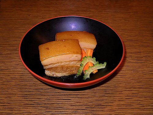 Rafute หมูสามชั้นตุ๋น Awamori สีน้ำตาลเข้มของโอกินาว่า