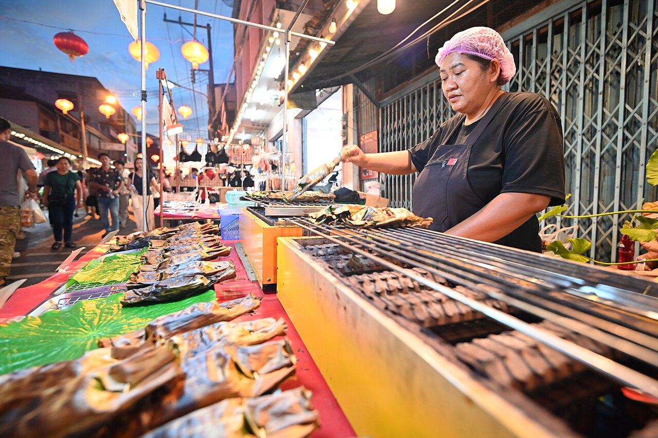 ซีฟู้ดย่างริมทะเลพัทยา กุ้งและปลาหมึกบนเตาถ่าน