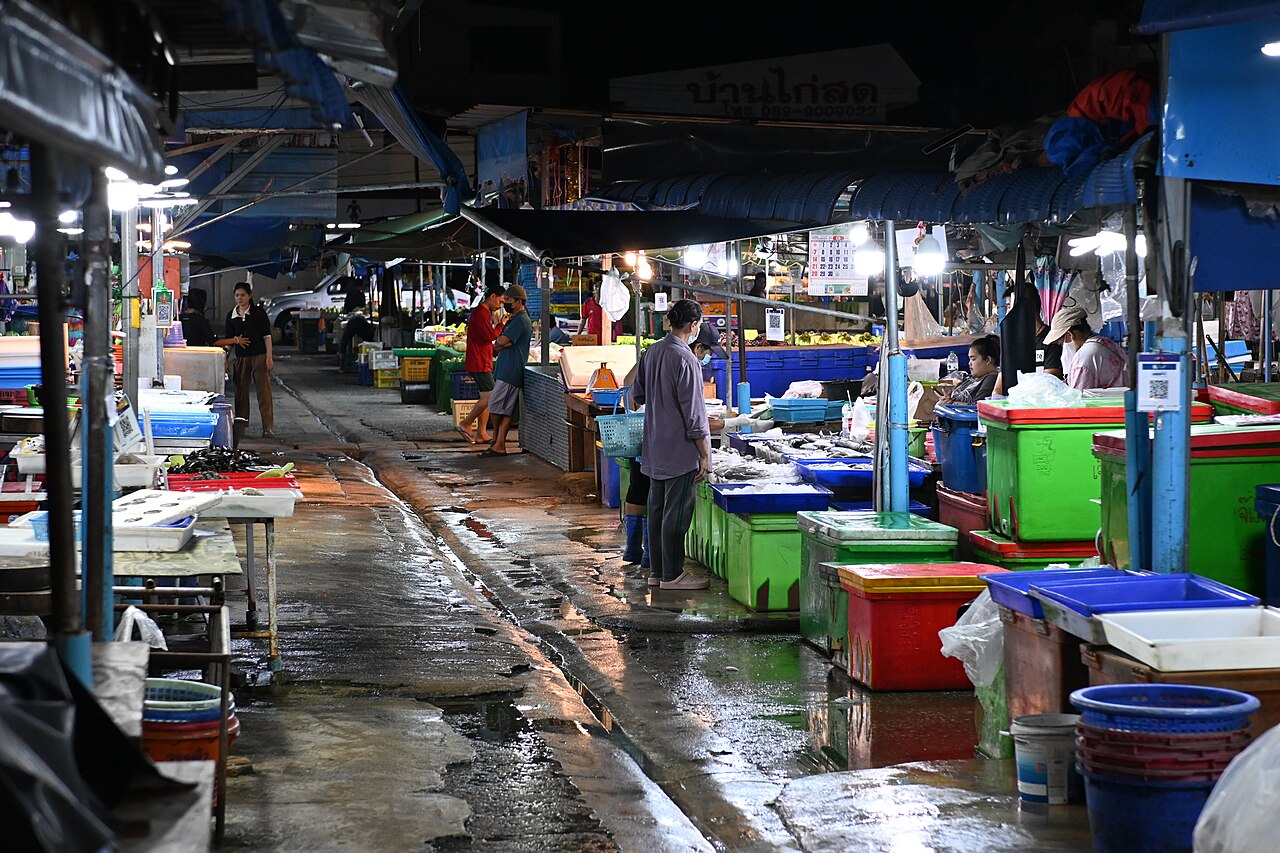 ตลาดปลานาเกลือพัทยา แผงขายของทะเลสดกับลังน้ำแข็ง — ย่านตลาดสดเหนือพัทยาที่คนพื้นที่ซื้อของทะเล