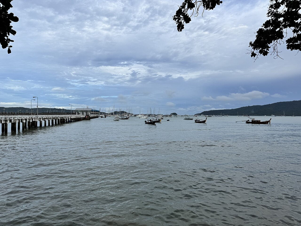 ท่าเรือชาลอง ภูเก็ต กับเรือและทะเล — ย่านที่มีร้านซีฟู้ดริมเลเก่าแก่