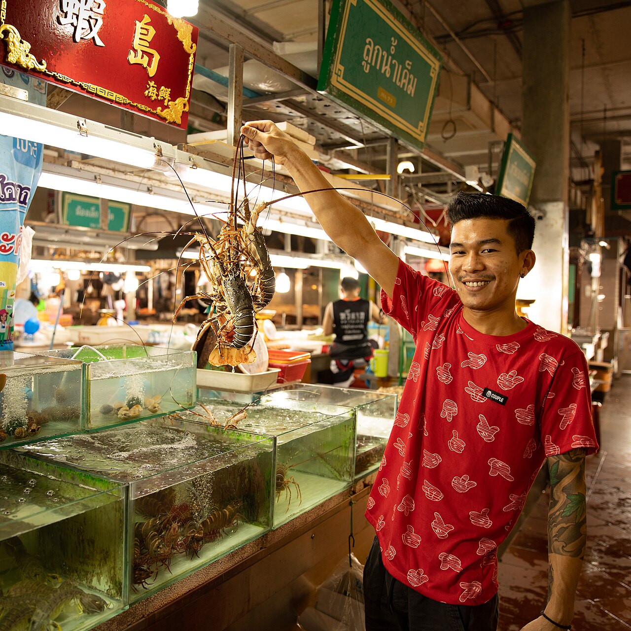 กุ้งมังกรสดวางขายเรียงกันที่แผงตลาดซีฟู้ด — ของพรีเมียมที่เลือกได้ในภูเก็ต