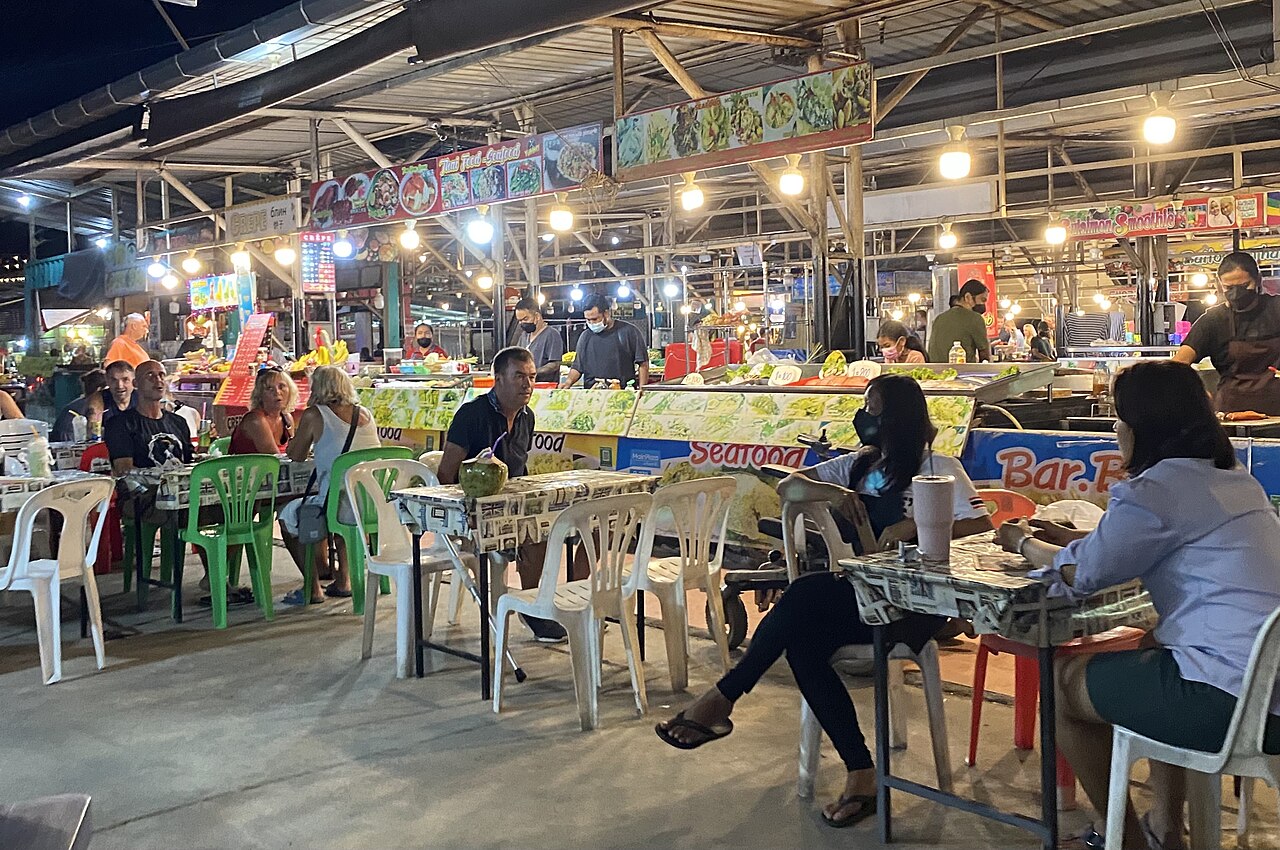 แผงของกินและร้านในตลาดกลางคืนภูเก็ตยามค่ำ — ตัวแทนบรรยากาศตลาดนัดนาคาสุดสัปดาห์ที่ใหญ่และของกินของใช้ครบ