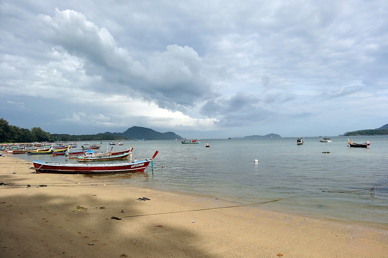 หาดราไวย์ ภูเก็ต ชายหาดกับเรือประมงและท้องฟ้าเขตร้อน — ย่านซีฟู้ดเลือกสดริมหาดที่คนนิยม