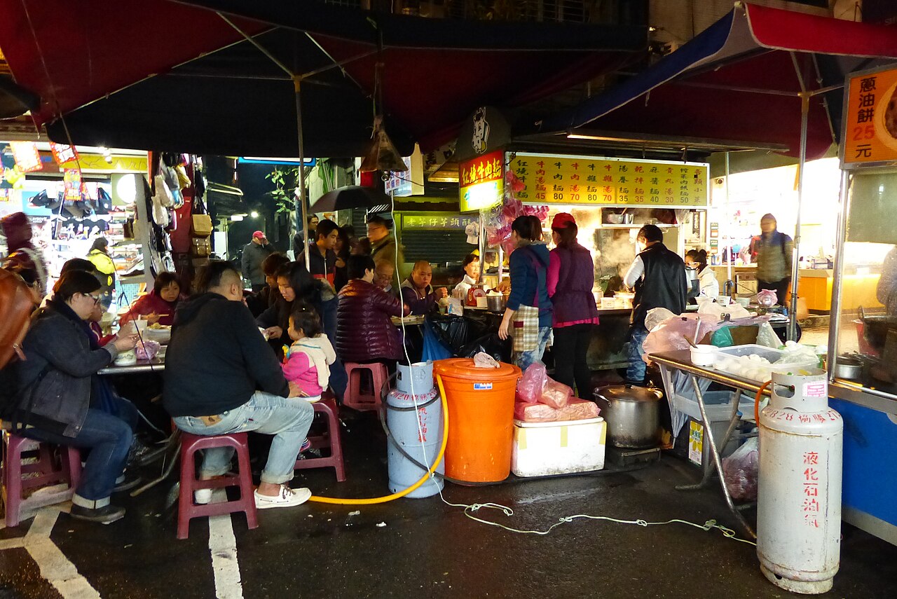 แผงบะหมี่เนื้อตุ๋นในตลาดกลางคืนเหราเหอ ไทเป