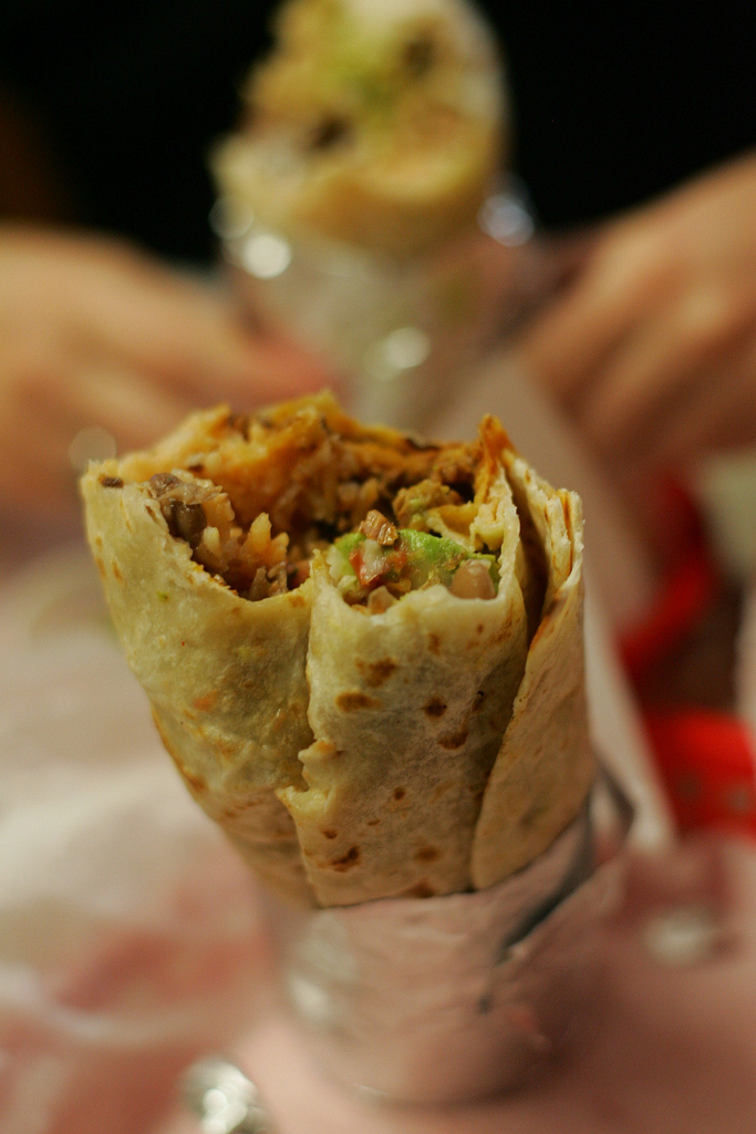 Mission burrito เบอร์ริโตลูกใหญ่ห่อฟอยล์ผ่าครึ่งเห็นไส้ข้าวถั่วเนื้อ