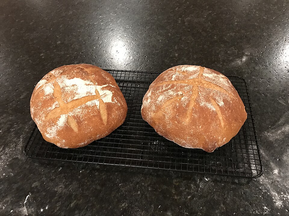 ขนมปัง sourdough ก้อนกลมเปลือกแข็งสีน้ำตาลทอง