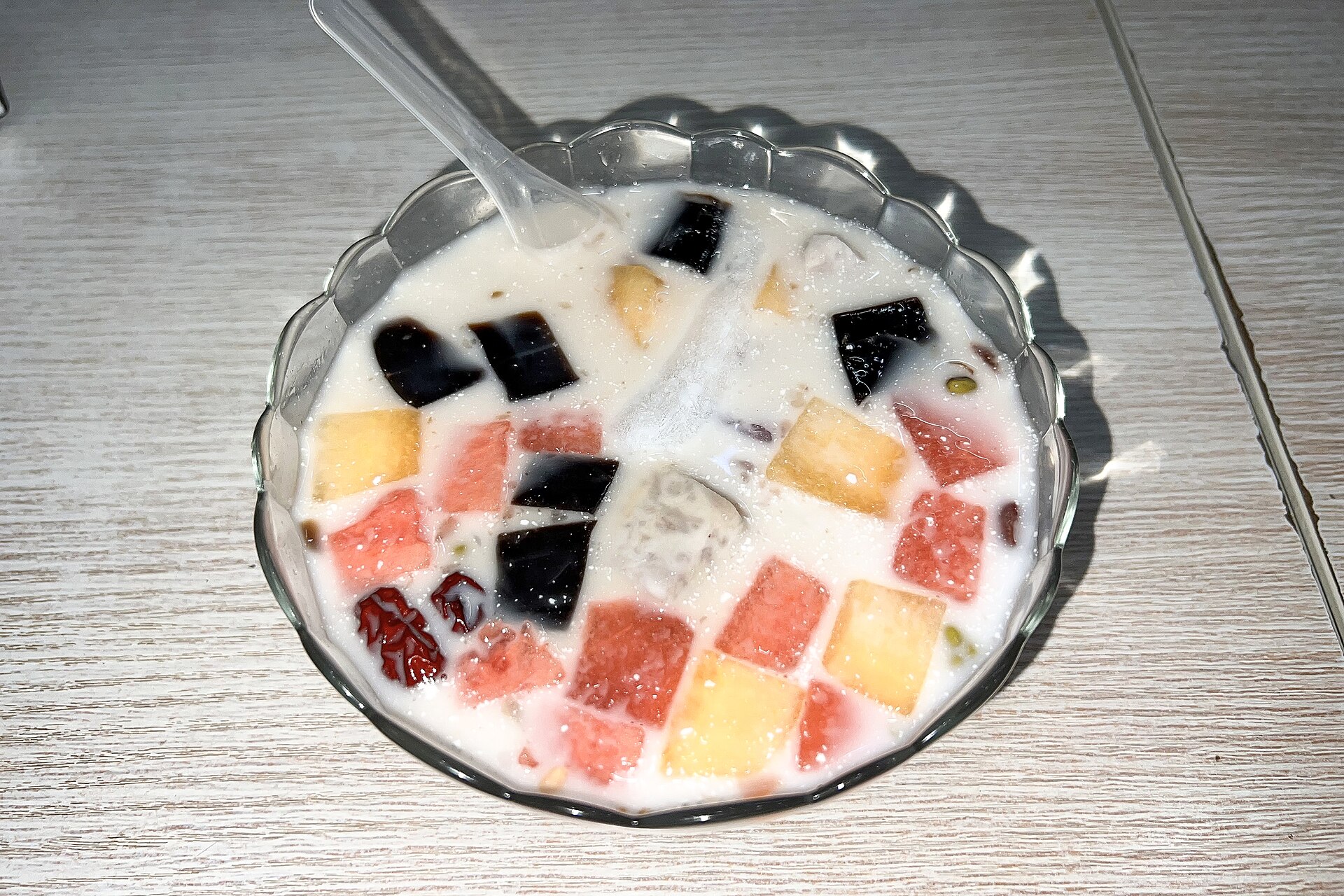 ชิงปู่เหลียงซานย่า — ของหวานเย็นไหหลำใส่ถั่ว เผือก วุ้น และกะทิน้ำแข็ง