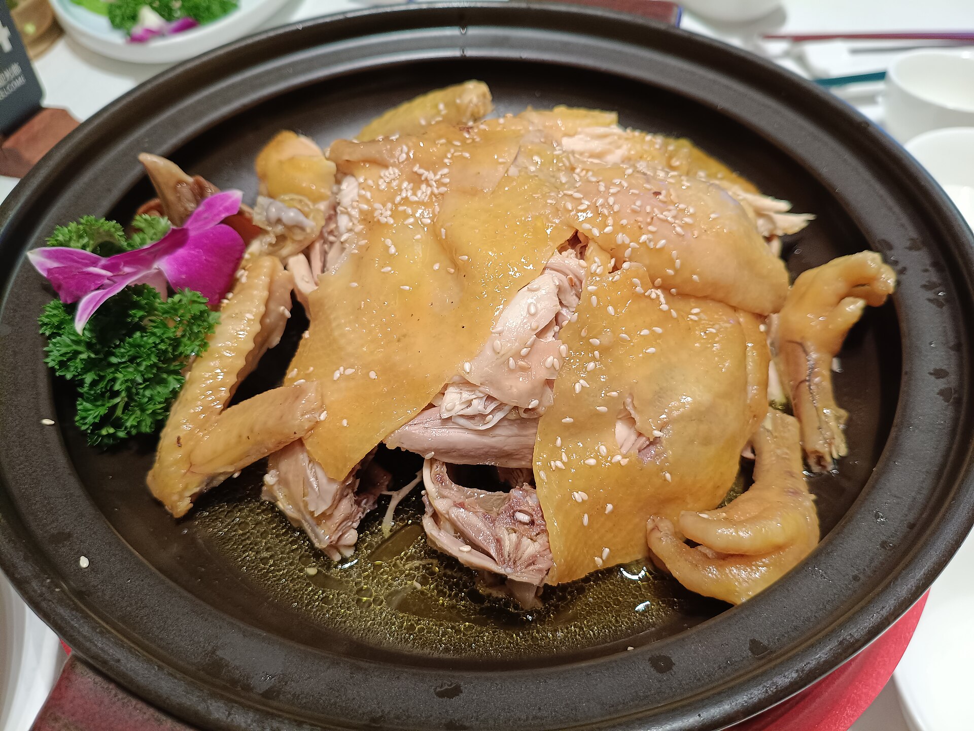 ไก่เกลือแคะ ไก่ทั้งตัวสับวางในชามดิน หนังเหลืองเงา โรยงา อาหารฮากกา