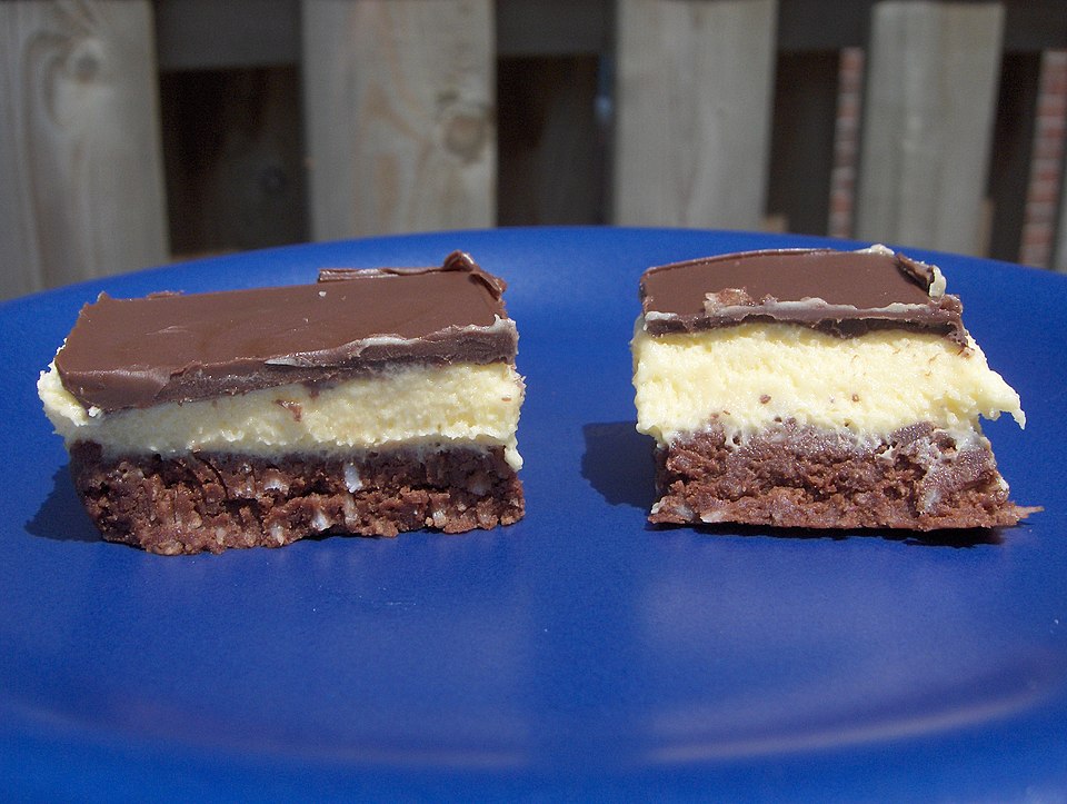 Nanaimo bar ขนมสามชั้น ฐานช็อกโกแลตมะพร้าว ไส้ครีม หน้าช็อกโกแลต