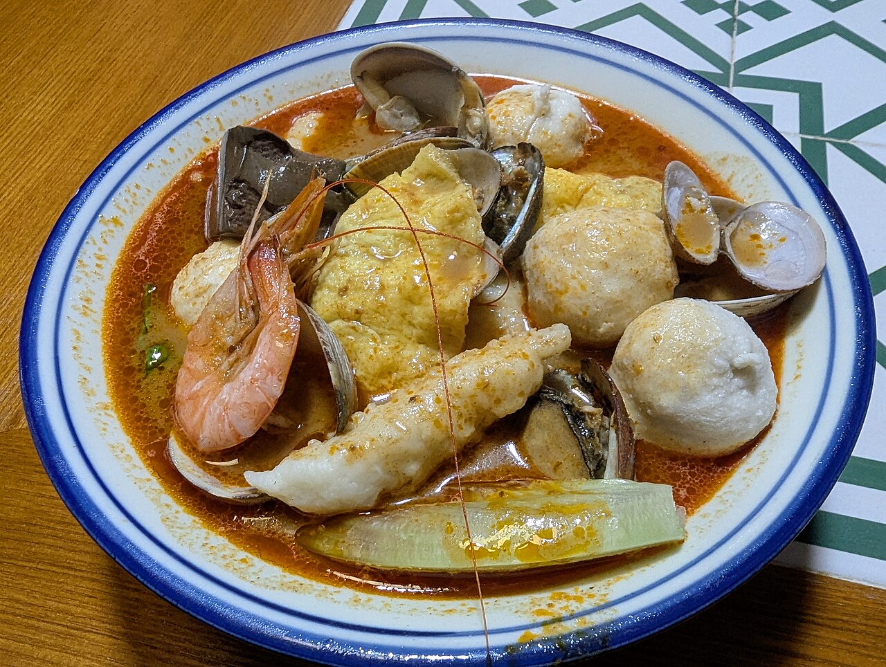 ซาฉาเมี่ยนชามใหญ่โปะกุ้ง ลูกชิ้นปลา ฟองเต้าหู้ทอด หอย และเครื่องในในน้ำซุปสะเต๊ะสีส้ม