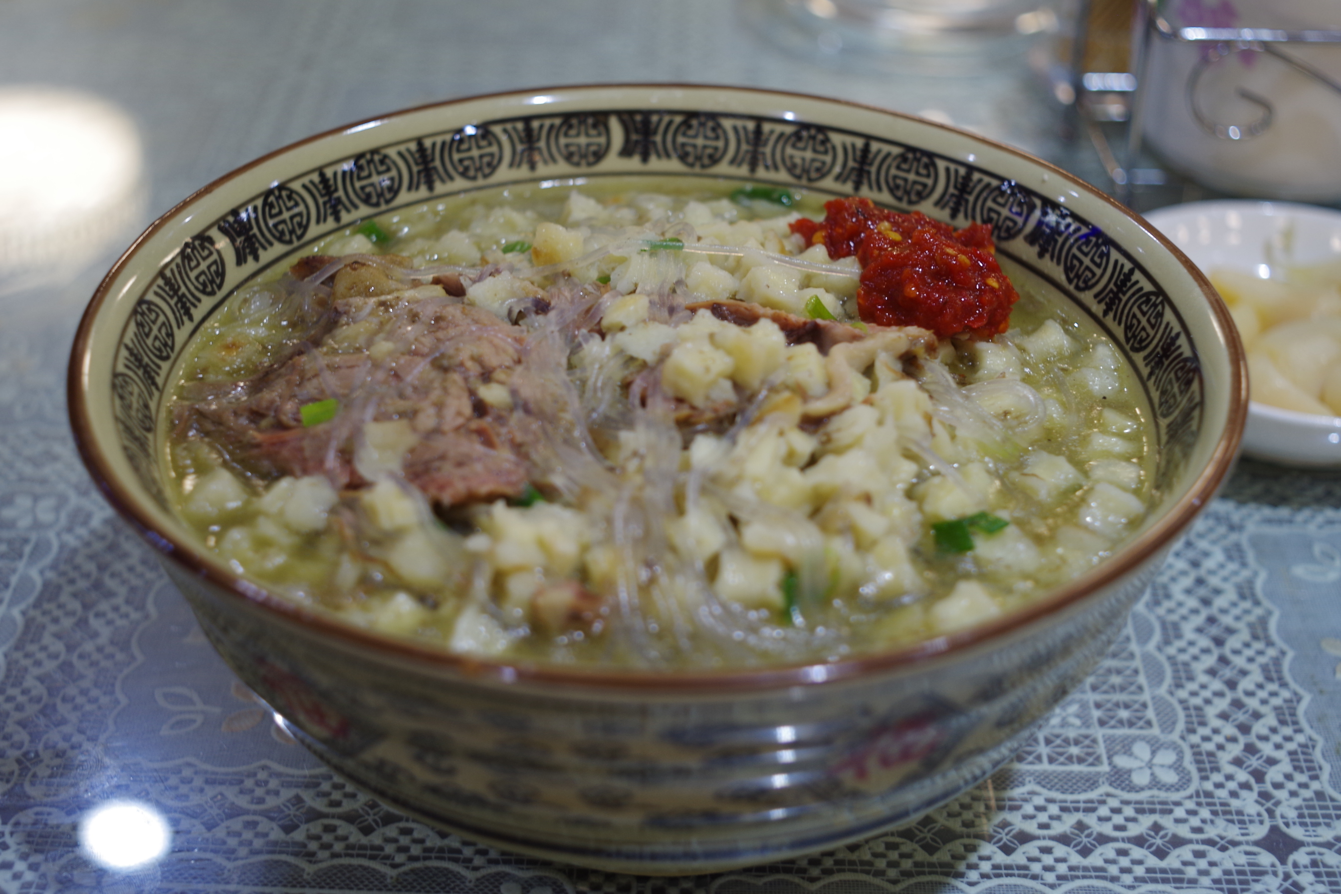 หยางโร่วเพ่าโม่ซีอาน — ซุปเนื้อแกะใส่แป้งหมั่นโถวฉีกชิ้นเล็ก โรยต้นหอม เสิร์ฟพร้อมกระเทียมดอง