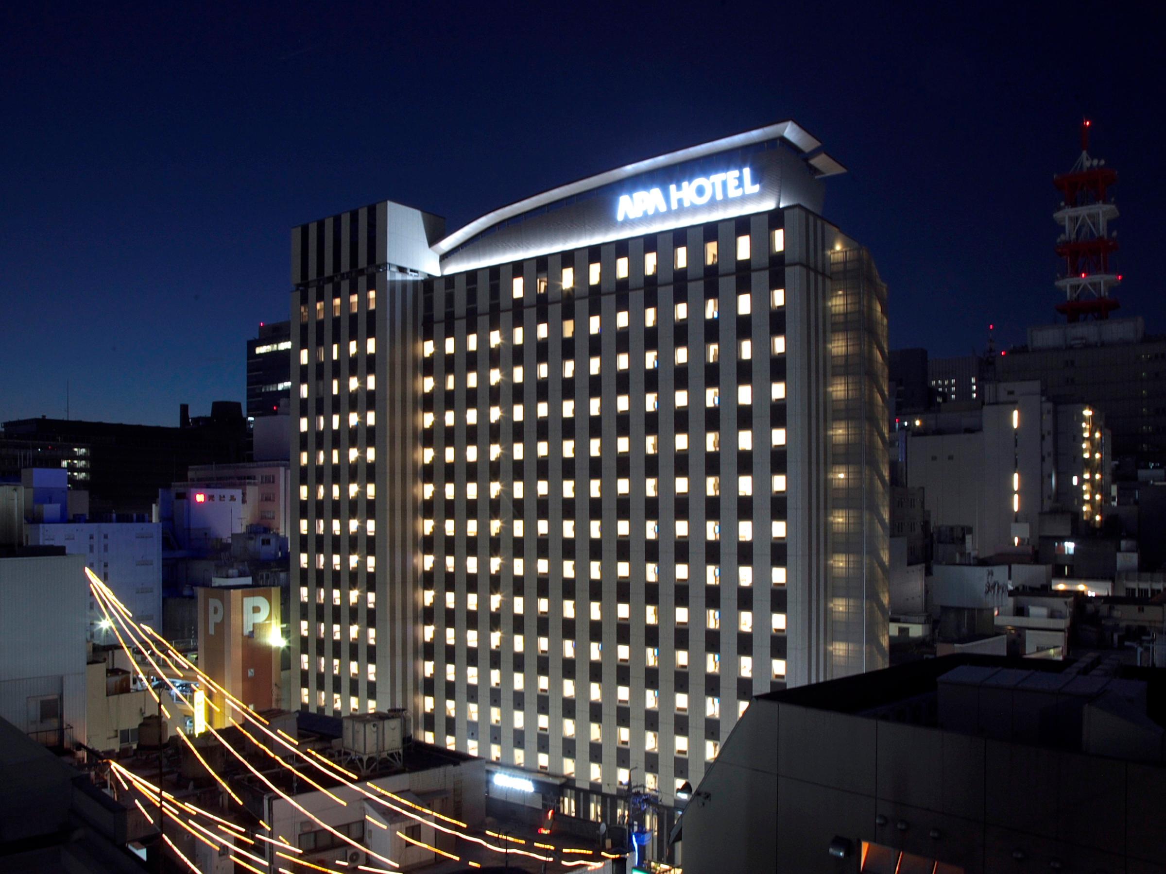 อาคาร APA Hotel Nagoya Sakae ยามค่ำคืน — ป้ายไฟ APA HOTEL เด่นบนหลังคา