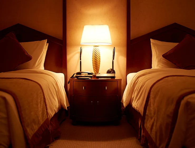 ห้องเตียงคู่สไตล์คลาสสิกโทนอบอุ่น ที่ Imperial Hotel Osaka