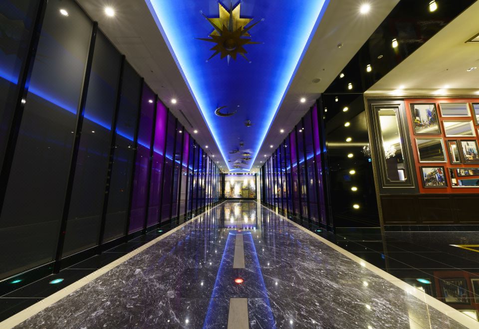 ทางเดินดาวเพดานสีน้ำเงินอันเป็นเอกลักษณ์ของ The Park Front Hotel