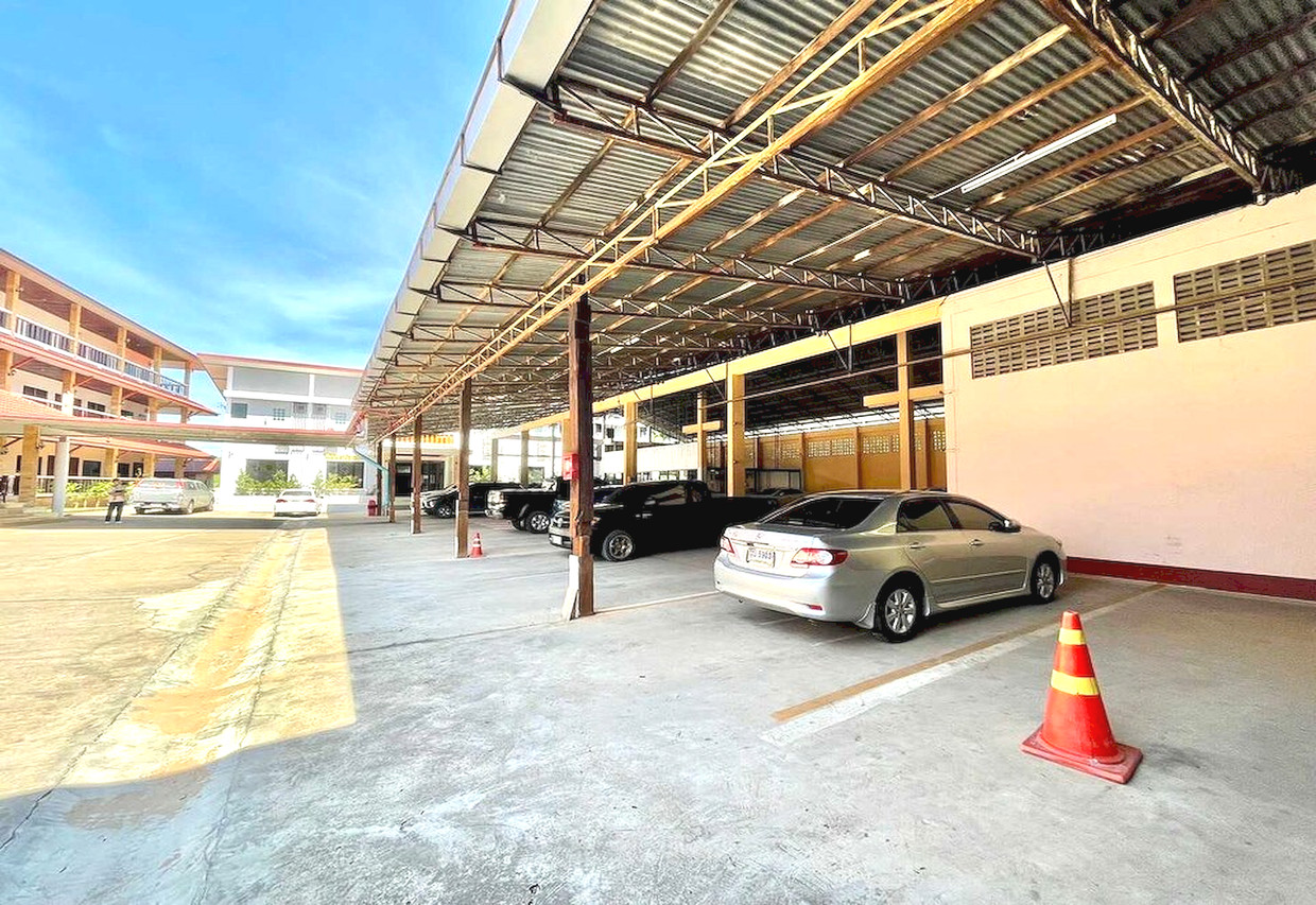 ลานจอดรถมีหลังคาของโรงแรมนครินทร์ จอดรถได้หลายคัน