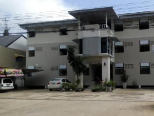 ด้านหน้าอาคาร 3 ชั้นและลานจอดรถของ Zwahotel Amnatcharoen
