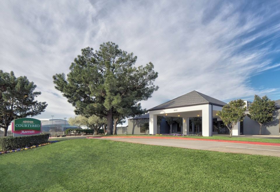 Courtyard by Marriott Dallas Arlington/Entertainment District