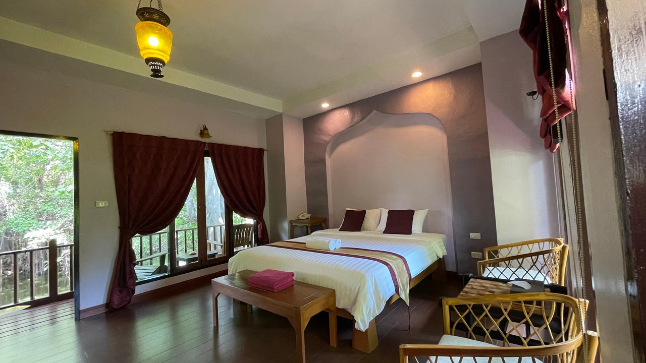 ห้องพักภายในบ้านทรงไทย Baan Thai House ผนังหัวเตียงโค้งแบบไทย