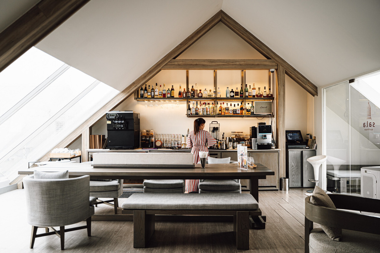 Rooftop Bar ใต้หลังคาจั่วไม้ของ Sala Ayutthaya