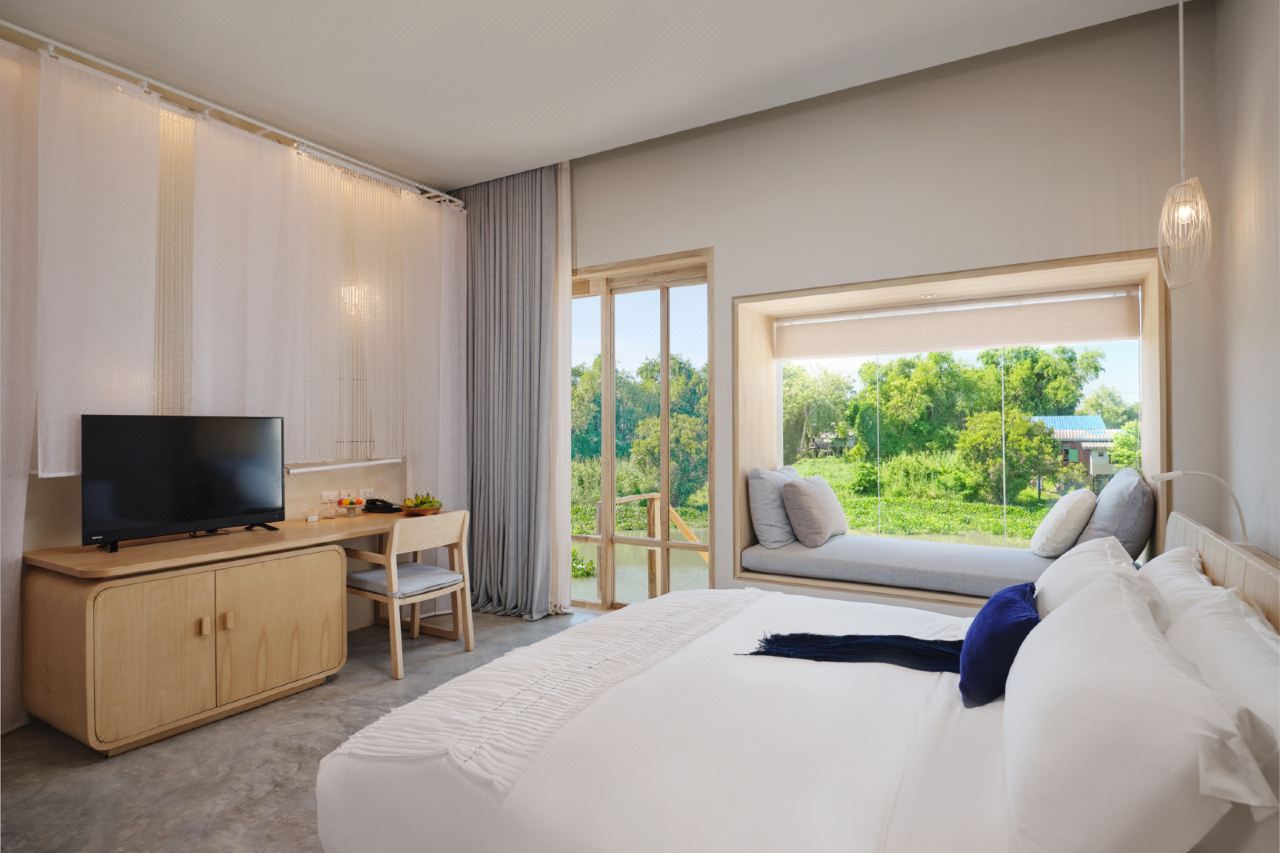 Sala Bang Pa-In room in contemporary Thai-village style with a window daybed and river view