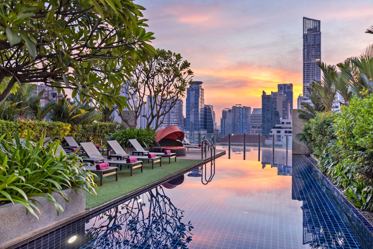 สระลอยฟ้าชั้นดาดฟ้า Aloft Bangkok Sukhumvit 11 วิว skyline ยามเย็น