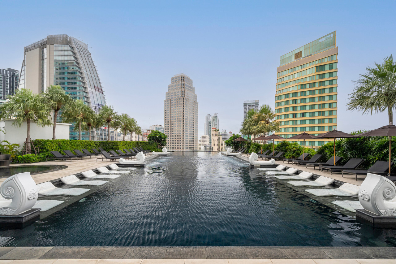 สระ infinity ชั้นดาดฟ้า Grande Centre Point Terminal 21 วิวเมืองสุขุมวิท