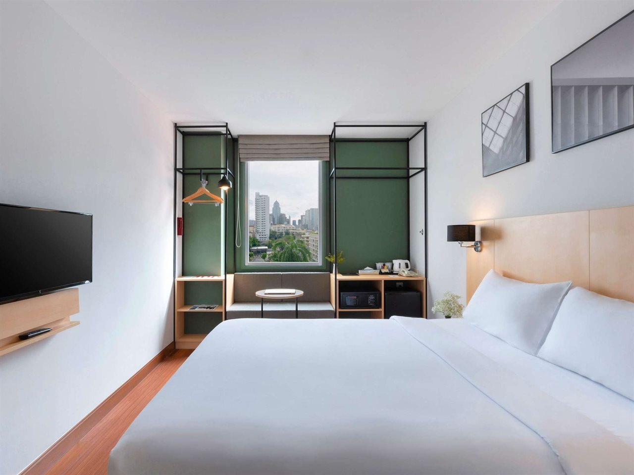 ห้อง Superior ibis Bangkok Sukhumvit 4 เตียงใหญ่ ผนังสีเขียว วิวตึกสุขุมวิท